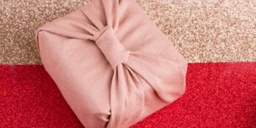 Furoshiki: US Shopper's Guide to Eco-Friendly Japanese Gift Wrapping - Cover Image